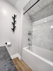 The Cozy Cove Modern King-Bedroom Full Apartment