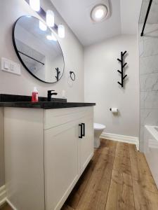 The Cozy Cove Modern King-Bedroom Full Apartment