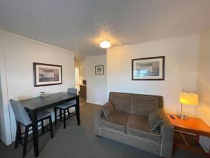 Two-Bedroom Suite room in Plantation Motel