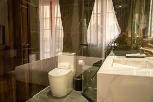 Phòng Deluxe giường đôi Có ban công (Deluxe Double Balcony Room)
