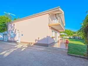 Holiday Home Gri ane with Pool near Beach