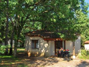 Maisons de vacances Cozy house with covered terrace : photos des chambres