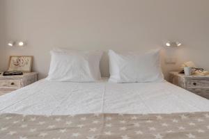 Vista Mar I by An Island Apart