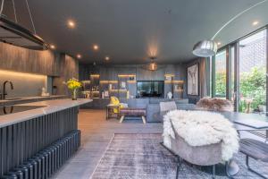 Luxurious Penthouse, Expansive Wrap-Around Terrace