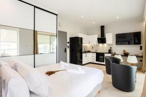 Black & White Marina Studio, Kalamata Getaway (B1)