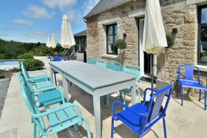 Maisons de vacances Les Roches Bleues - Climatisee avec piscine et jacuzzi : Maison 5 Chambres