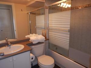 Clean and Quiet 2 bdr 2 bthr private entrance entire guests suite near Coquitlam Center mall and skytrain