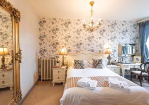 Hotels Logis Hotel De France : photos des chambres