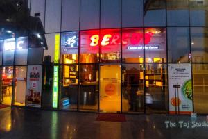 Best Cozy Stay in Central Noida , Mall, Free WiFi, Parking, Private Apartment - The Taj Studios