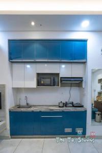 Best Cozy Stay in Central Noida , Mall, Free WiFi, Parking, Private Apartment - The Taj Studios