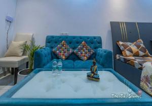 Best Cozy Stay in Central Noida , Mall, Free WiFi, Parking, Private Apartment - The Taj Studios