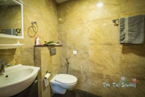 Best Cozy Stay in Central Noida , Mall, Free WiFi, Parking, Private Apartment - The Taj Studios