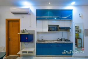 Best Cozy Stay in Central Noida , Mall, Free WiFi, Parking, Private Apartment - The Taj Studios