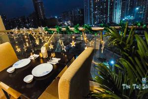 Best Cozy Stay in Central Noida , Mall, Free WiFi, Parking, Private Apartment - The Taj Studios