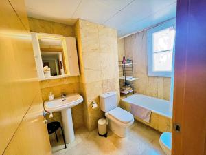 Spacious 3-Bedroom Apartment with Padel and Free Parking