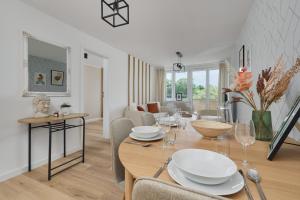 Bright Stylish Gajowicka Apartment with Balcony by Renters