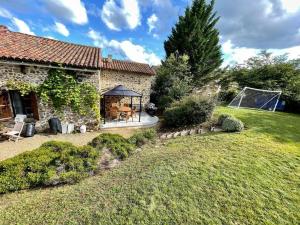 Maisons de vacances Les Prades @ Saint Martin de Fressengeas France : photos des chambres