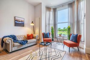 3-Bed, 3-Bath Apartment with Southsea Common Views