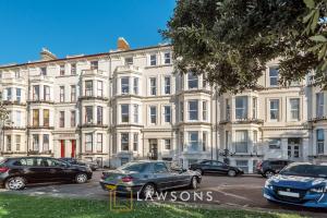3-Bed, 3-Bath Apartment with Southsea Common Views