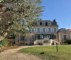 Maisons de vacances Centre de Vacances CPCV Normandie a 50 metres de la plage de Houlgate : Chambre Double - Vue sur Parc