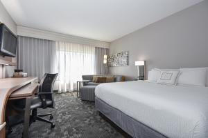 King Room with Sofa Bed room in Courtyard by Marriott Charlotte Matthews