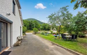 Maisons de vacances Amazing Home In Saint-hostien With 3 Bedrooms : photos des chambres