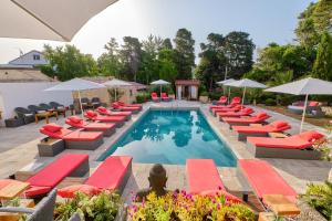 Dolphin Suites 