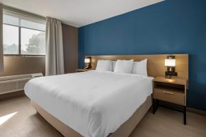Standard King Room - Non-Smoking  room in Days Inn by Wyndham Chester Philadelphia Airport