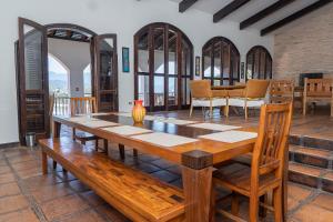 Mansão com área gourmet e vista para a praia