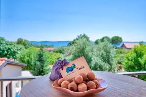 Teuta Apartments - a beach and a sea view - Peroj