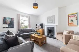 Fabulous, vibrant, town house, central Bath Road - Charlton Kings