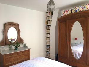 Paris, au bord du Canal Saint Martin