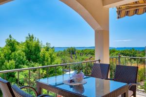 Teuta Apartments - a beach and a sea view