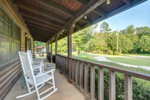 Kilgore Gem Pet-Friendly Cabin with Duck Pond!