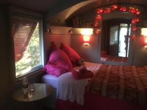 B&B / Chambres d'hotes Apartment and B&B bedroom and Circus Wagon at Mas Pryce : photos des chambres