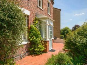 Charming 2 double bed cottage style house