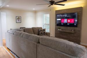 Alabama University Events, 5 bdrm Home with Lake Access, Community Pool, Tennis, Pavilion, sleeps 14, 5 mil to Bryant-Denny Stadium