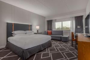 King Room with Bath Tub - Mobility Access room in Hilton Boston-Woburn