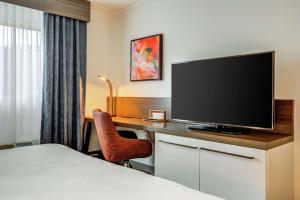King Room with Accessible Tub - Mobility Access room in Hilton Garden Inn Boston Waltham