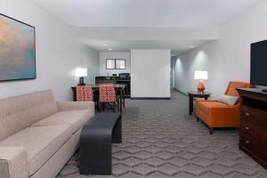 King Room - Mobility Access/Non-Smoking room in Embassy Suites Dallas - Park Central Area