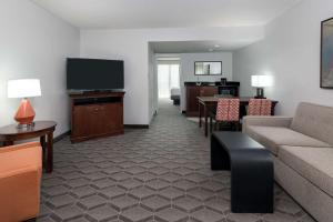 Premium King Suite - Non-Smoking room in Embassy Suites Dallas - Park Central Area