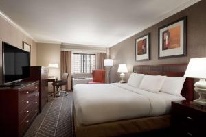 King Room with Bath Tub - Mobility Access room in Hilton Arlington