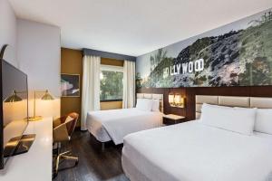Queen Room with Two Queen Beds and Accessible Tub - Mobility Access room in Hilton Garden Inn Los Angeles / Hollywood