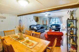 St Simons Island Condo with Deck and Outdoor Shower