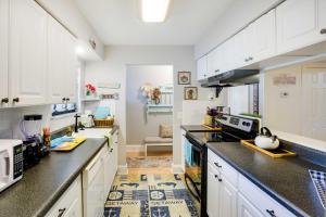 St Simons Island Condo with Deck and Outdoor Shower