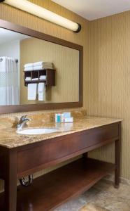 King Room with King Bed - Non-Smoking room in Hampton Inn Zanesville