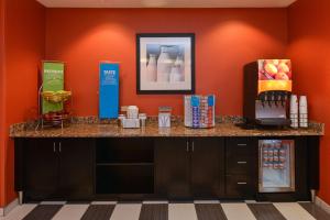 Hampton Inn & Suites - Coors Road