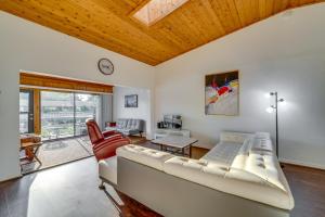 Waterfront Haines City Townhome with Community Pool!