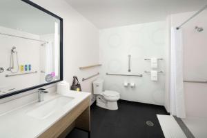 Queen Room with Two Queen Beds and Accessible Tub - Mobility Access room in Tru By Hilton Denver Airport Tower Road