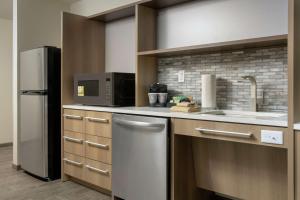 Queen Studio with Two Queen Beds - Mobility Access/Non-Smoking room in Home2 Suites By Hilton Edison